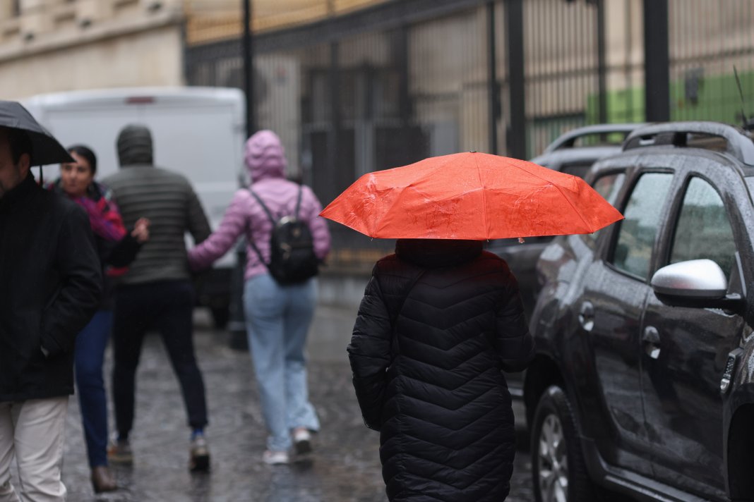 Atenționare meteorologică: Cod galben de precipitații în zece județe și în București. Ninsoare la altitudini ridicate / Durata condițiilor meteorologice nefavorabile