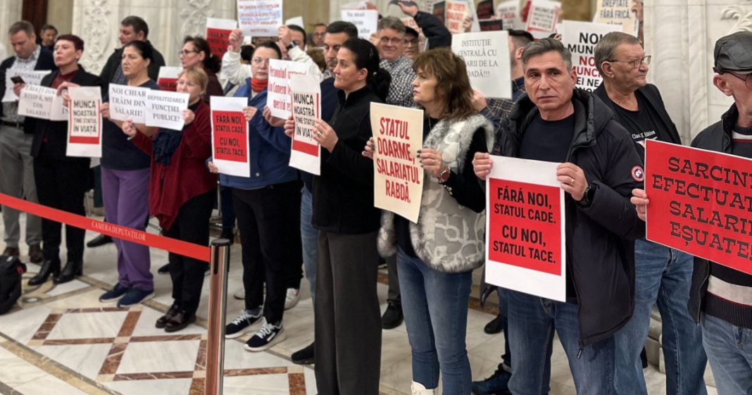 Lucrătorii din Parlament demonstrează împotriva reducerilor salariale; Ministrul Dezvoltării îi garantează că nu vor fi impactați.