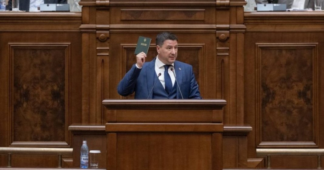 Un senator ales pe listele SOS, învinuit de sustragerea unui rucsac conținând 1.500 de lei și o tabletă