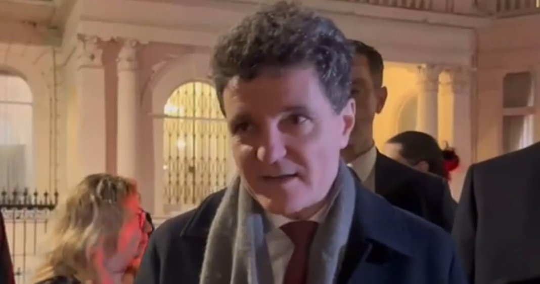 Cetățenii români din Londra l-au primit pe președinte la ambasadă: „Nicușoare, nu ezita, susține Justiția”. Mesajul diseminat mulțimii.