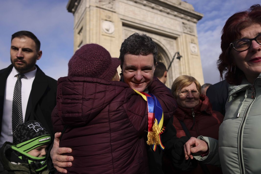 Nicușor Dan, „asediat” pe Facebook cu mesaje care îl îndeamnă să urmărească documentarul Recorder „Justiție capturată”: „Poate aveți timp să observați unde se află România”