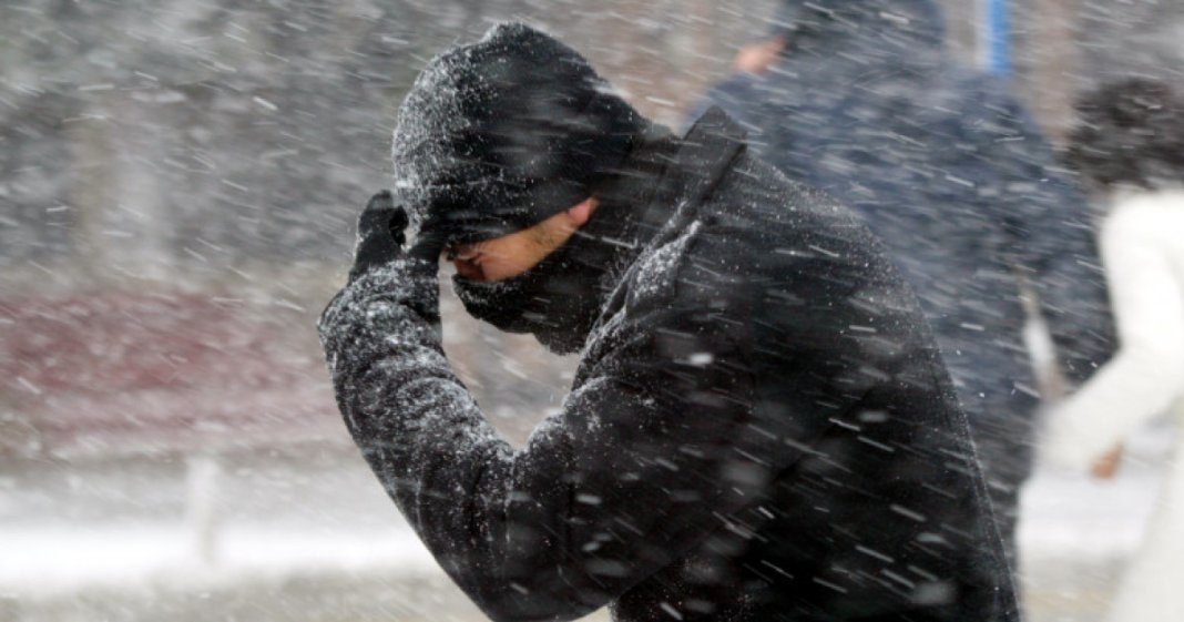 Vreme severă în România: Alertă galbenă în 23 de județe și Alertă portocalie de viscol în zona montană, cu vânturi de până la 140 km/h