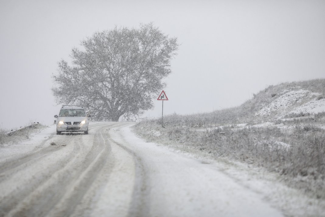 Nicușor Dan, reținut timp de o noapte în Paris. Cauza pentru care avionul militar Spartan, cu care a zburat în Franța, nu poate reveni în țară.