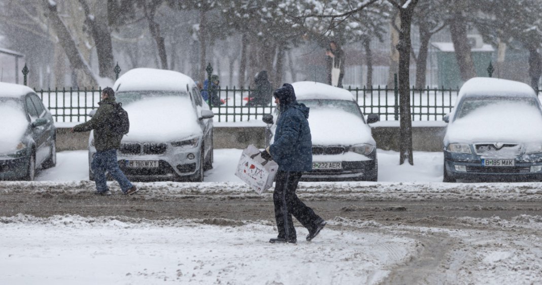 Vreme severă în țară: autoritățile acționează pentru îndepărtarea zăpezii și remedierea defectelor. Comandamentul de iarnă a fost convocat la MAI.