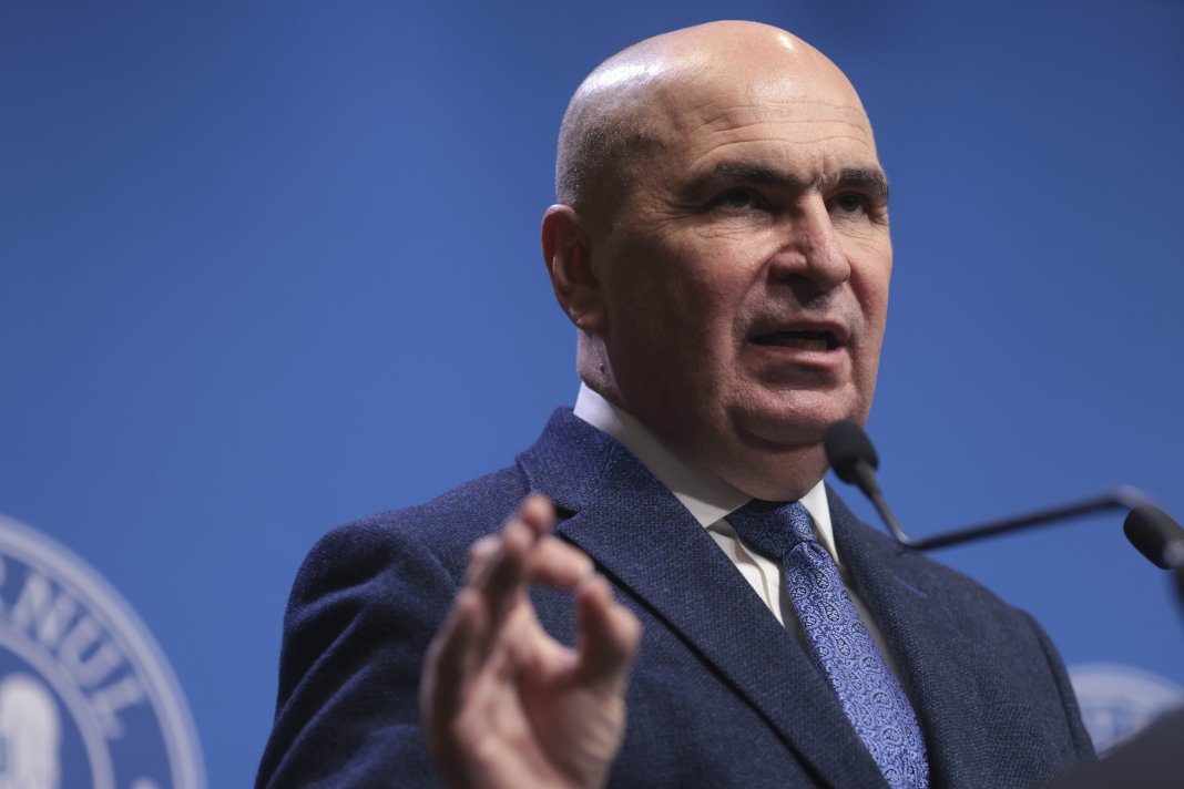 Reacția prim-ministrului Bolojan după ce un cadru didactic universitar a ars diploma de doctor în direct pe TV: „Nu ne lipsesc titlurile”