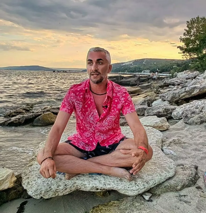 Un ex-angajat al STB și TAROM, care comercializa parfumuri în paralel cu locul de muncă în sectorul public, a devenit între timp terapeut Reiki. Un ex-angajat al STB și TAROM, care comercializa parfumuri în paralel cu locul de muncă în sectorul public, a devenit între timp terapeut Reiki.