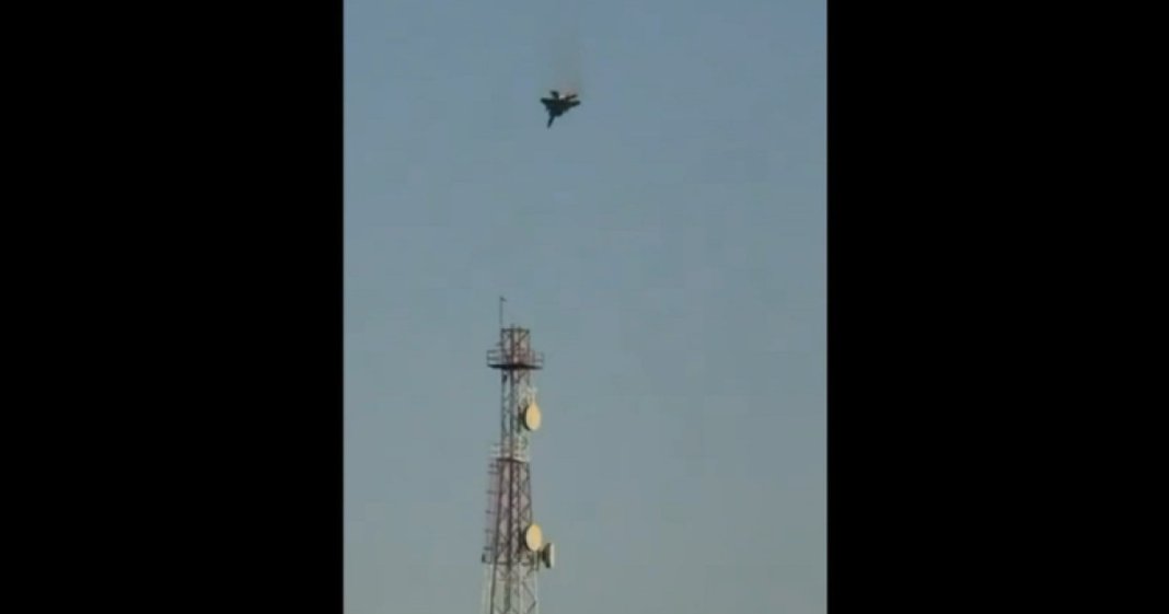 Caderea unui avion de vânătoare F-15 american în Kuwait: Pilotul a reușit să se catapulteze.