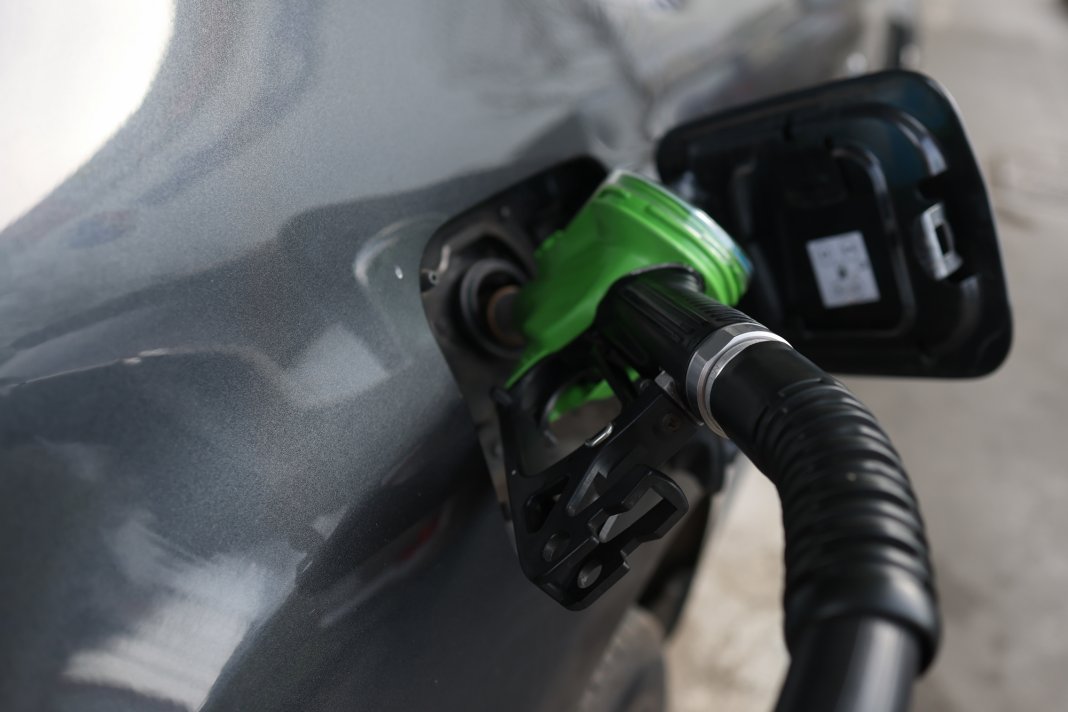 Ilie Bolojan declară că acciza va fi redusă „în primă etapă” doar pentru motorină, fără a include și benzina. „Fond de solidaritate” provenit din „profiturile excepționale” ale firmelor.