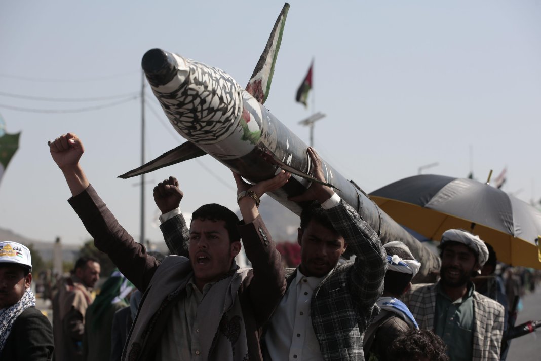 Premieră în Orientul Mijlociu: Israel a declarat că a identificat o lansare de rachetă din Yemen, ca răspuns la amenințările houthi de a interveni în conflict.