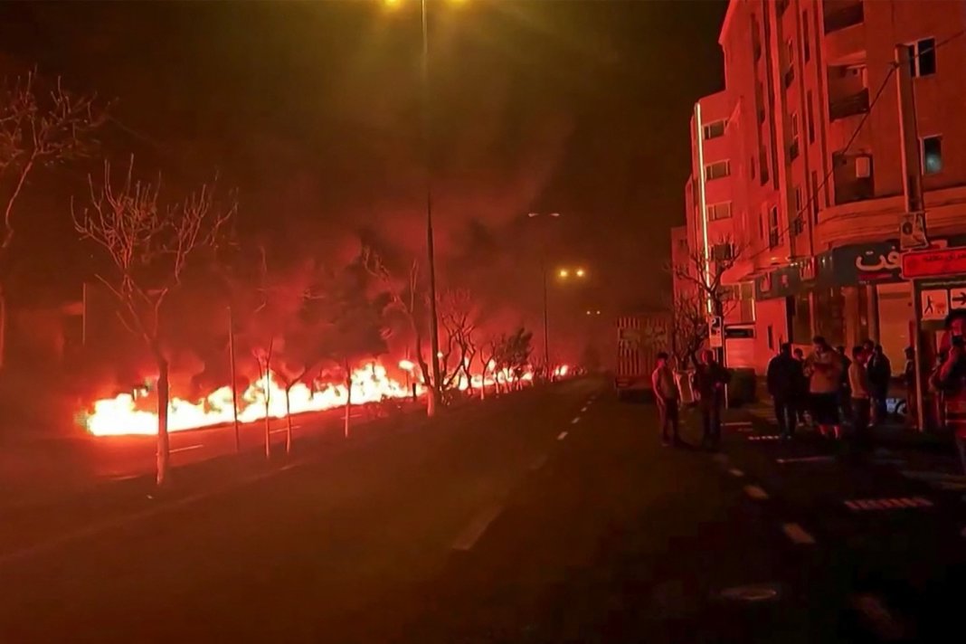 Premieră: Israelul bombardează stocuri de petrol iraniene după declanșarea conflictului.