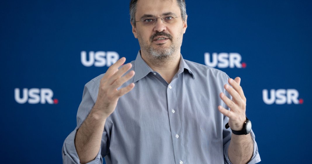 „Aș prefera să-mi tai mâna decât să-l aleg pe Predoiu premier” – Cristian Ghinea (USR) analizează un...