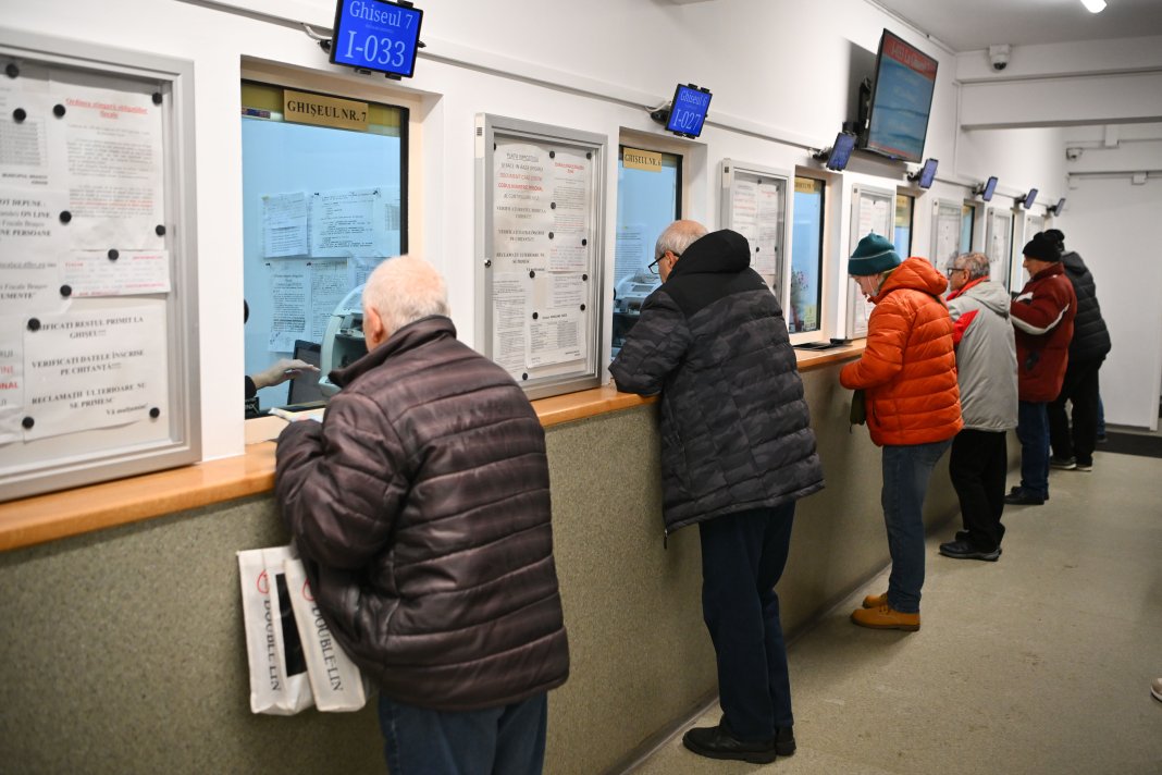 Munca în domeniul public: Aproximativ 200.000 de salariați cu minimum două contracte de muncă. Executivul lansează „prima analiză a statului”