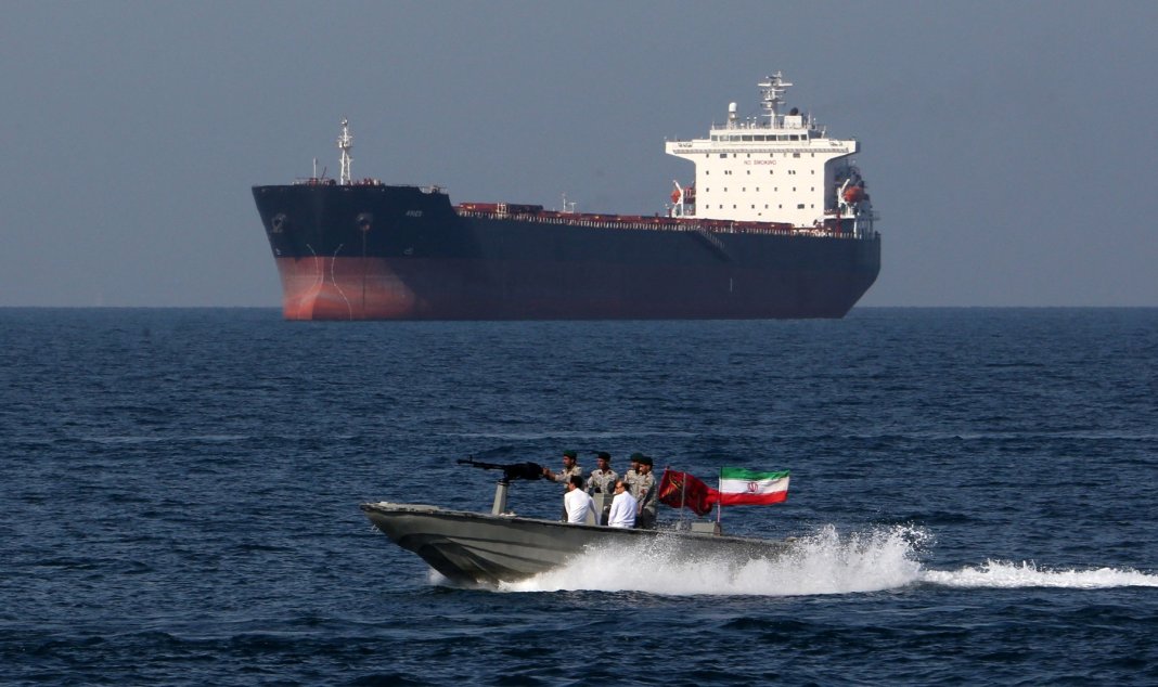 „Răspuns militar”. Forțele armate americane au lovit instalații și ambarcațiuni iraniene în apropierea Strâmtoarei Ormuz.