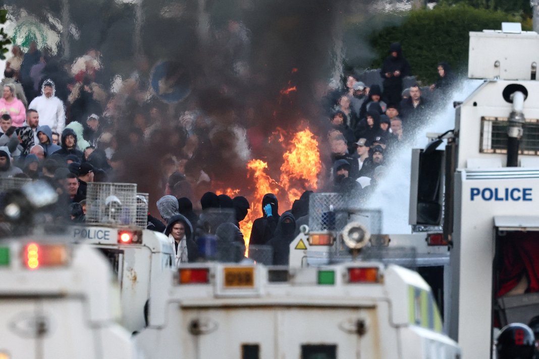 MAE informează despre mutarea temporară a tuturor românilor impactați de manifestațiile din Belfast