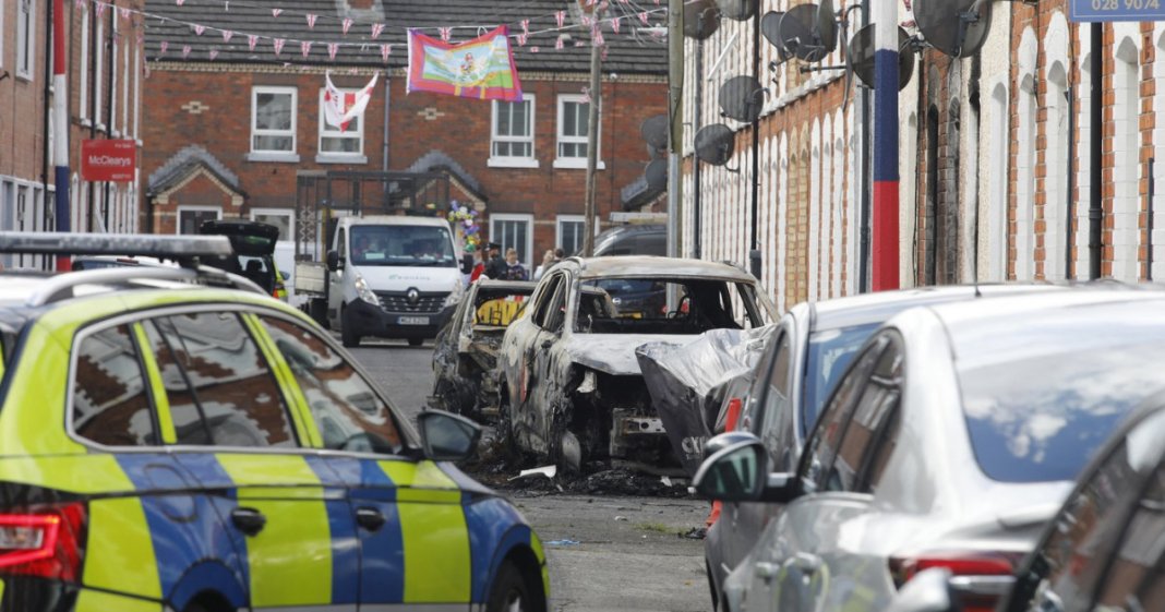 Trei familii de români impactate de violențele din Belfast; MAE: „Proprietățile au suferit vandalizări”