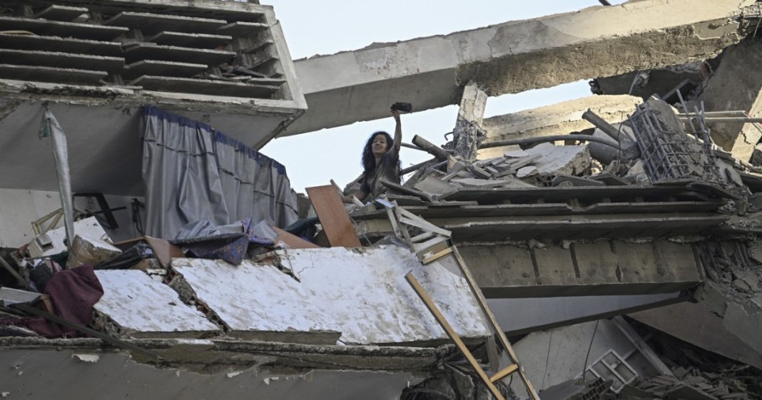 „Viața își croiește calea”. O femeie a adus pe lume un copil în mijlocul devastării, în plină acțiune de salvare a celor care au supraviețuit...