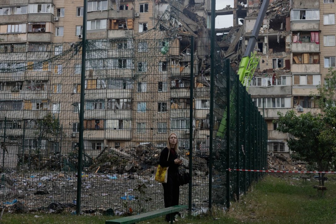 Atac devastator asupra Kievului înainte de summitul NATO: Edificii cuprinse de flăcări și scene dramatice în Capitală / Cel puțin 9 decedați și 34 de răniți