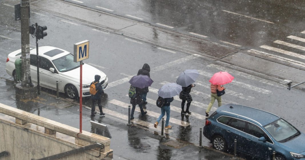 Avertizări de furtuni făcute de meteorologi: Județul cu cod roșu și regiunile afectate de ploi.