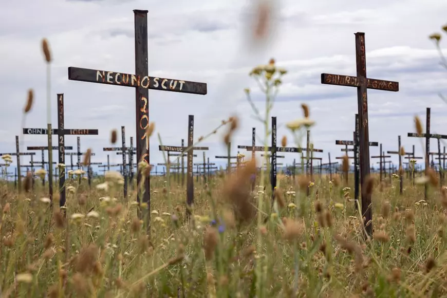 Cimitirul celor nepăsători din Dumbrava Cimitirul celor nepăsători din Dumbrava. Viorel Pașca: „Fiecare, fără a ține cont de credință, are o cruce identică”