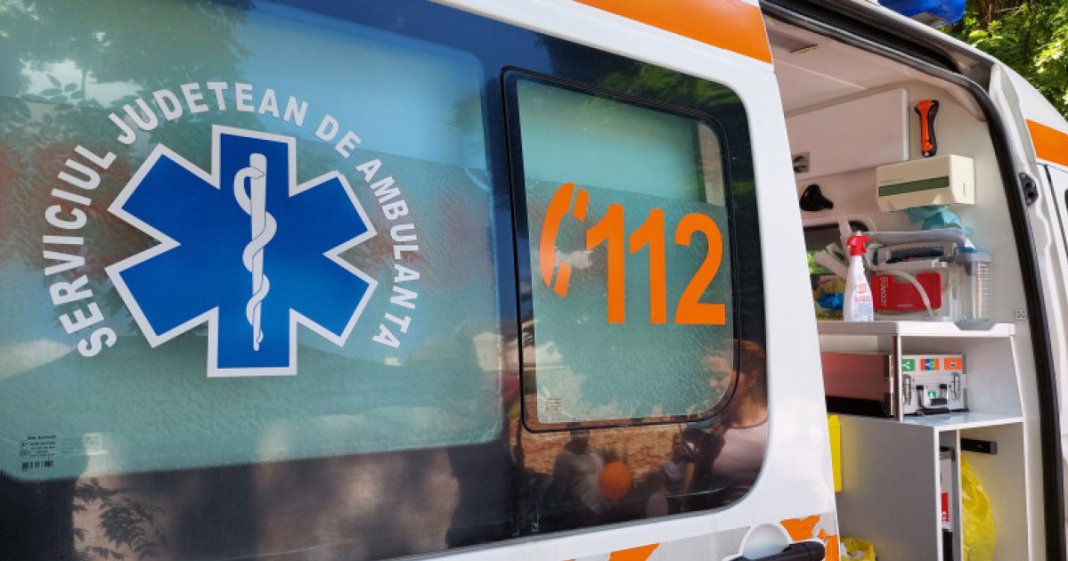 Ambulanță agresată cu topoarele într-o localitate din Cluj, după ce un videoclip pe TikTok a afirmat că „fură...