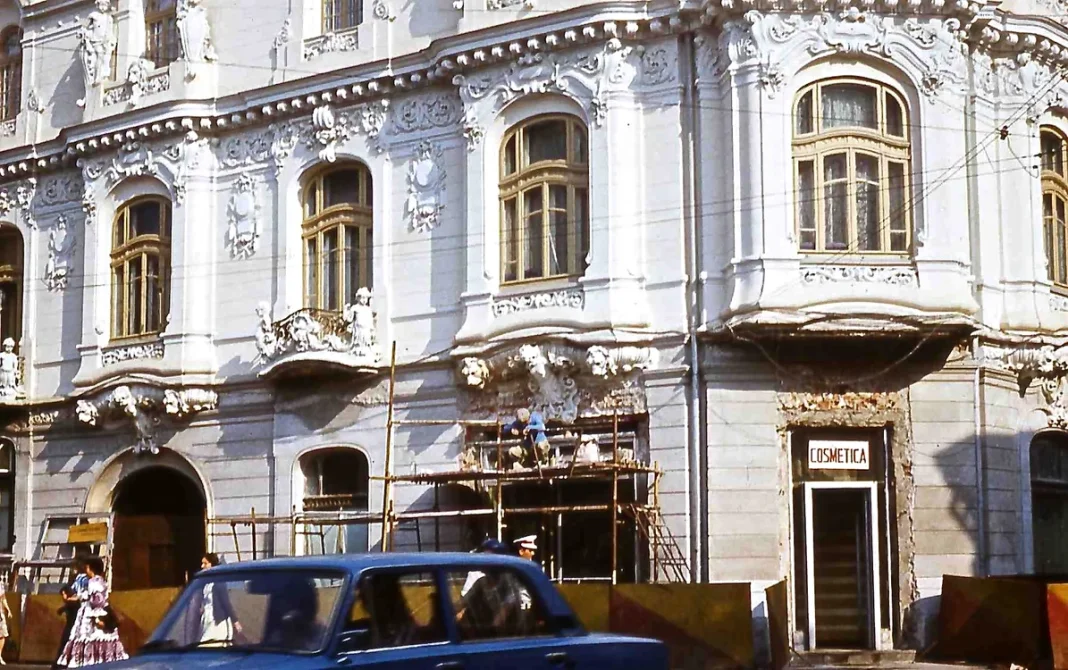 Casa Mița Biciclista: Povestea sa înainte de a deveni un spațiu exclusivist – a fost naționalizată de comuniști, oferind adăpost pentru familii fără locuință. Casa Mița Biciclista: Povestea sa înainte de a deveni un spațiu exclusivist – a fost naționalizată de comuniști, oferind adăpost pentru familii fără locuință.